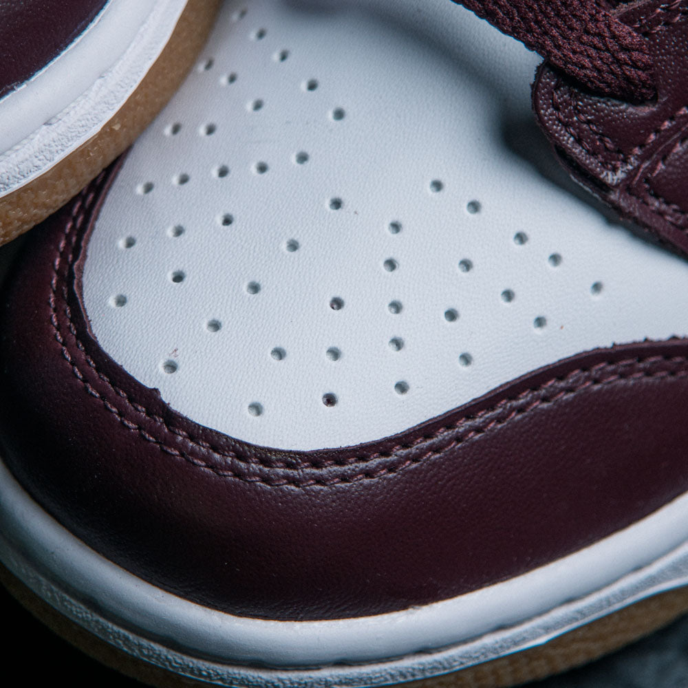 NIKE DUNK LOW BG / WHITE-BURGUNDY CRUSH-GUM LIGHT BROWN