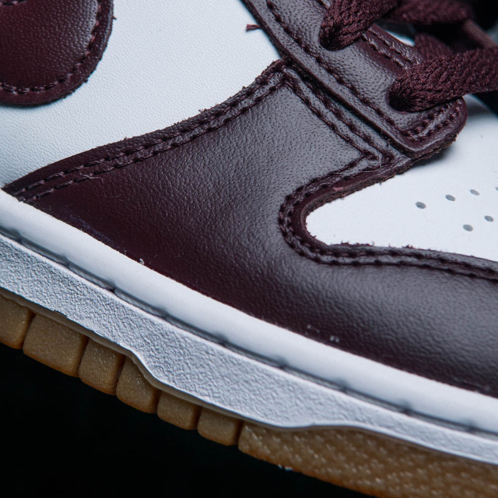 NIKE DUNK LOW BG / WHITE-BURGUNDY CRUSH-GUM LIGHT BROWN