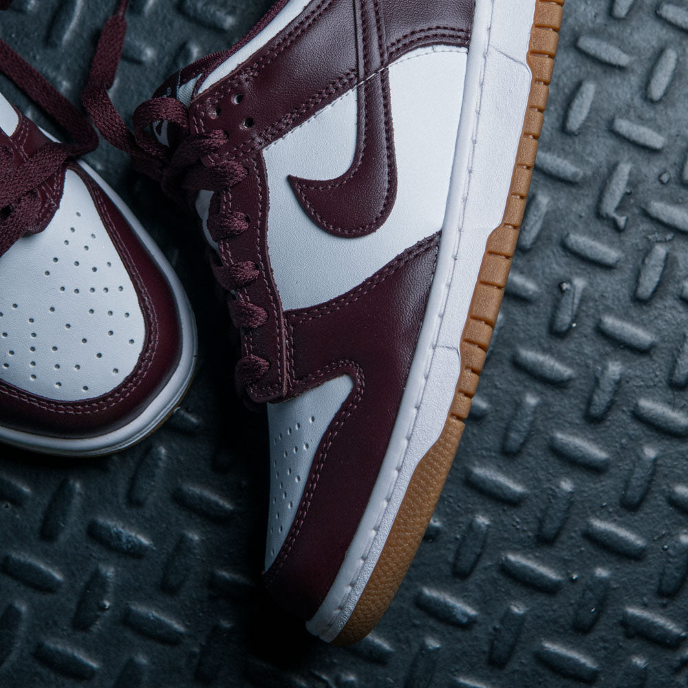 NIKE DUNK LOW BG / WHITE-BURGUNDY CRUSH-GUM LIGHT BROWN