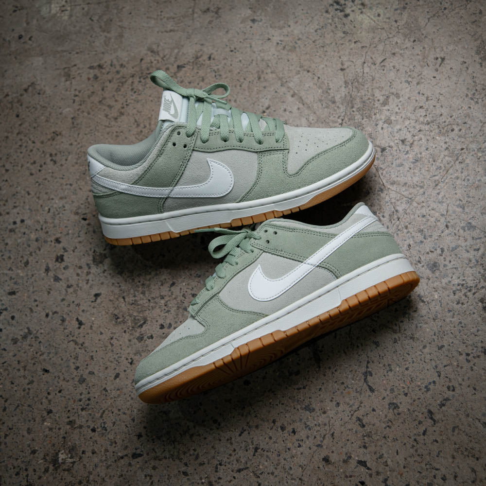 NIKE DUNK LOW RETRO SE / JADE HORIZON-SUMMIT WHITE-LIGHT SILVER