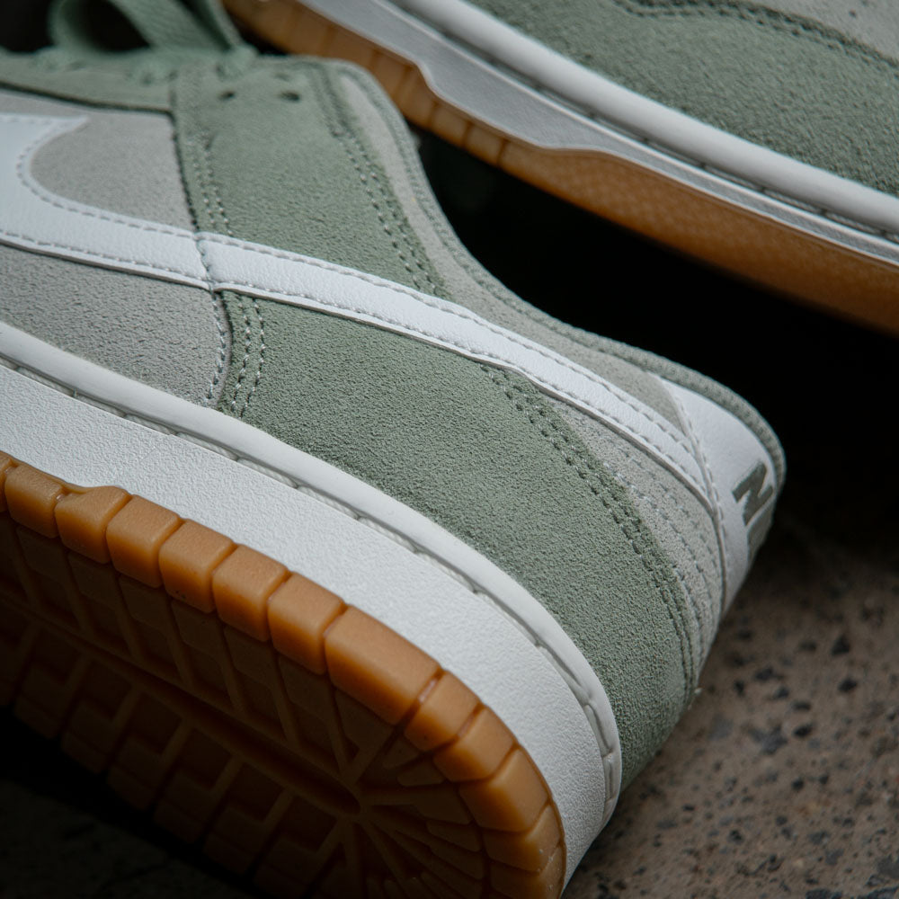 NIKE DUNK LOW RETRO SE / JADE HORIZON-SUMMIT WHITE-LIGHT SILVER