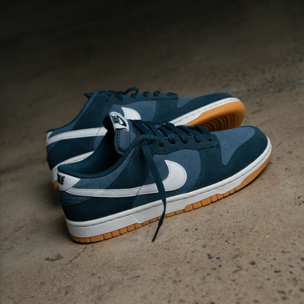 NIKE DUNK LOW RETRO SE / ARMORY NAVY-SUMMIT WHITE-MONSOON BLUE