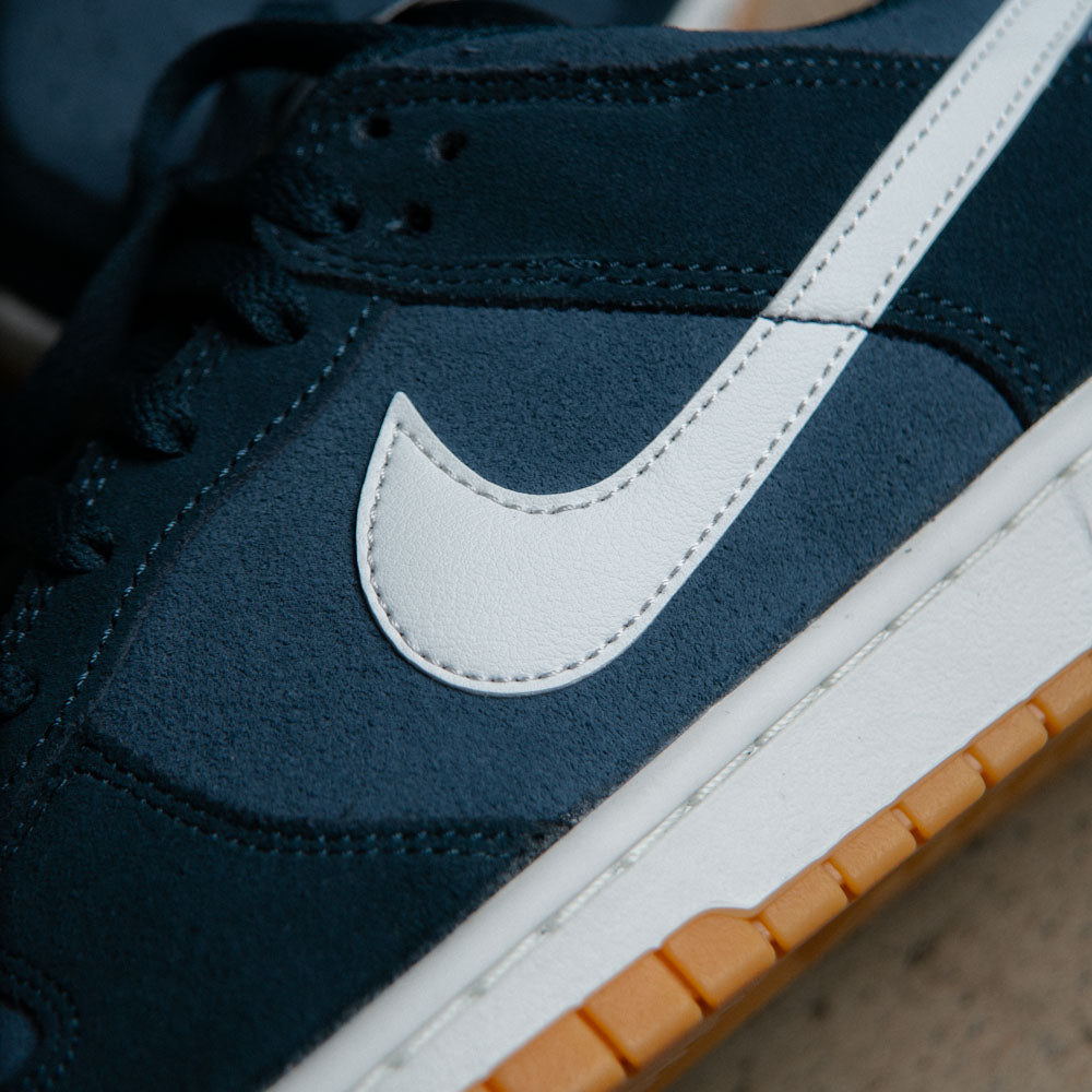 NIKE DUNK LOW RETRO SE / ARMORY NAVY-SUMMIT WHITE-MONSOON BLUE