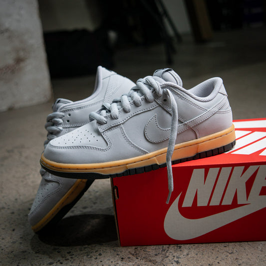 NIKE DUNK LOW RETRO SE / WOLF GREY-WOLF GREY-GUM YELLOW-BLACK