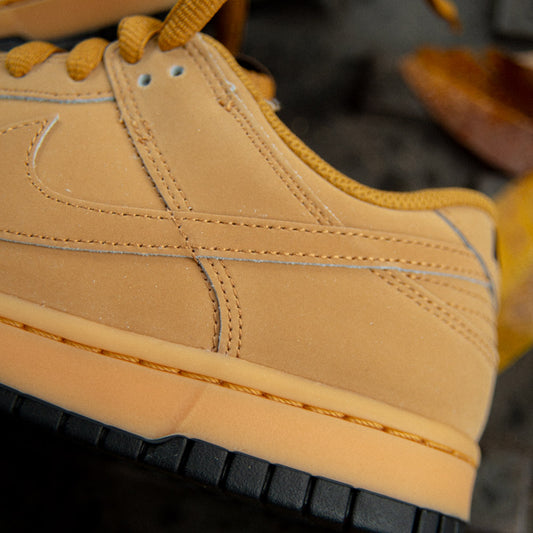 NIKE DUNK LOW RETRO SE / WHEAT-WHEAT-GUM YELLOW-BLACK