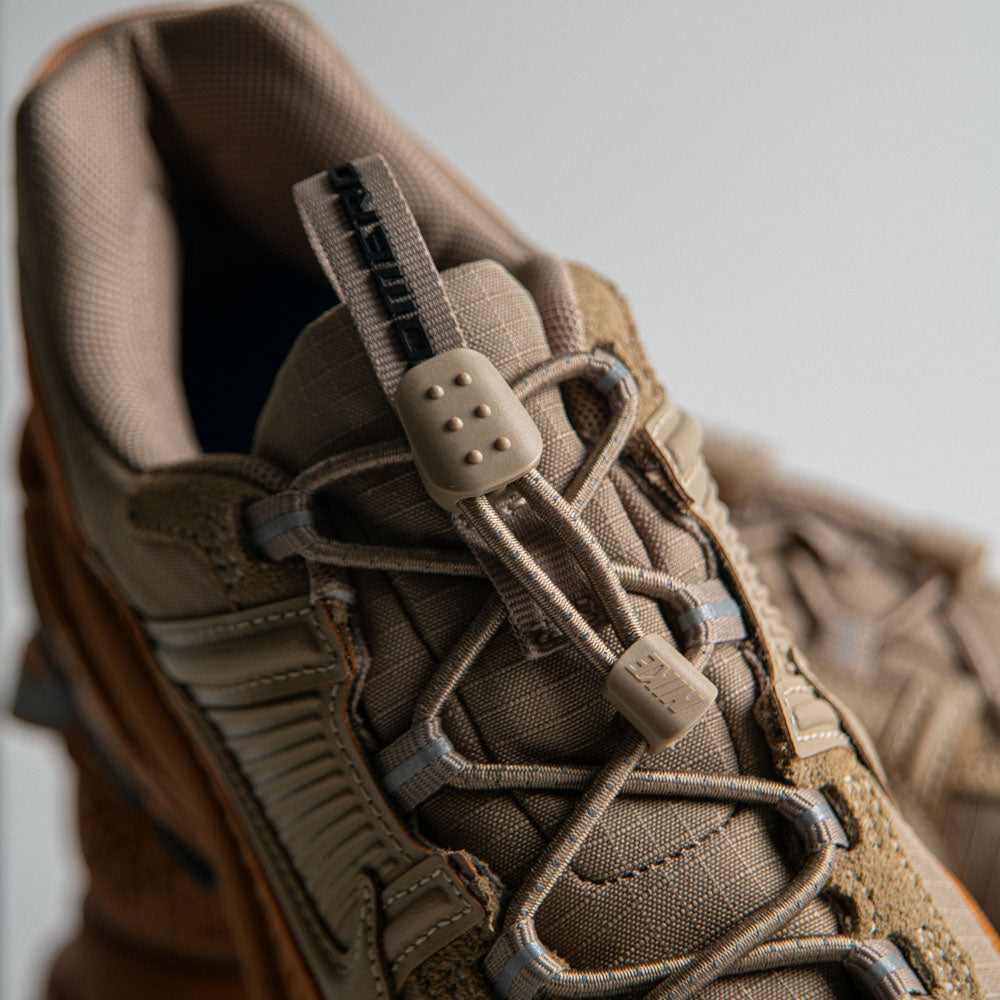 W NIKE ZOOM VOMERO ROAM / FLAX-KHAKI-ANTRHRACITE-UNIVERSITY GOLD