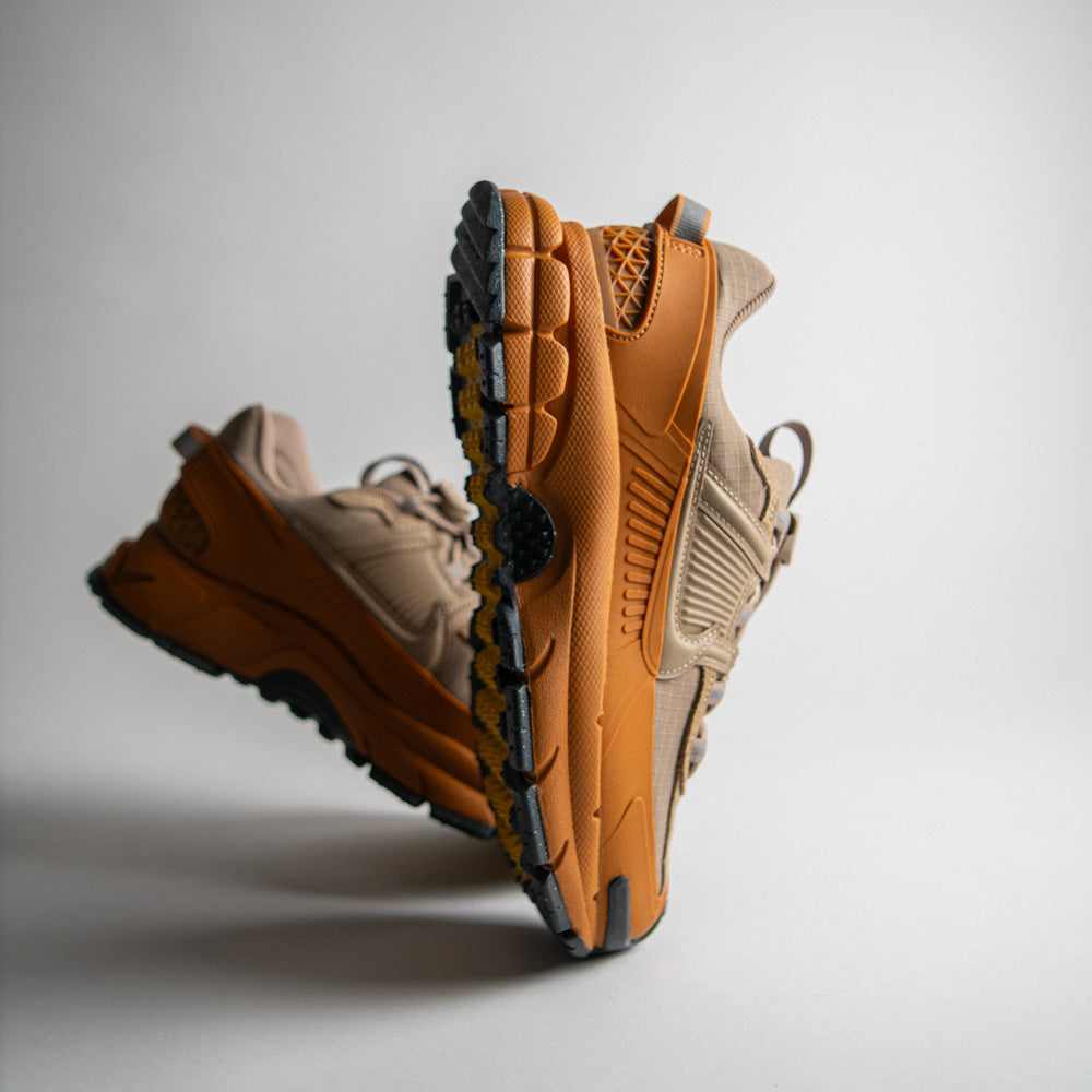 W NIKE ZOOM VOMERO ROAM / FLAX-KHAKI-ANTRHRACITE-UNIVERSITY GOLD