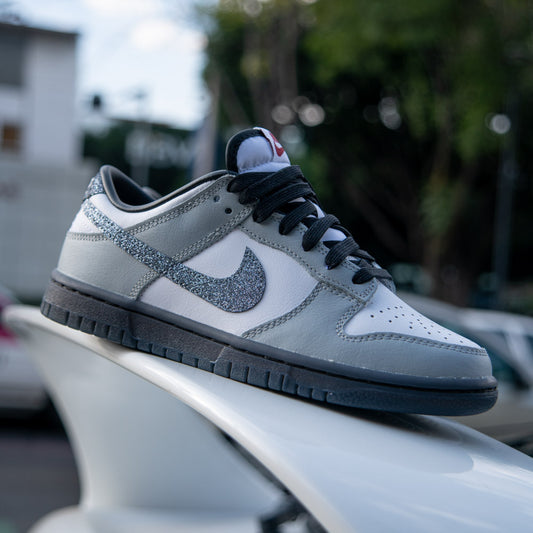 W NIKE DUNK LOW LX / WHITE-MULTI COLOR-WHITE-LT SMOKE GREY