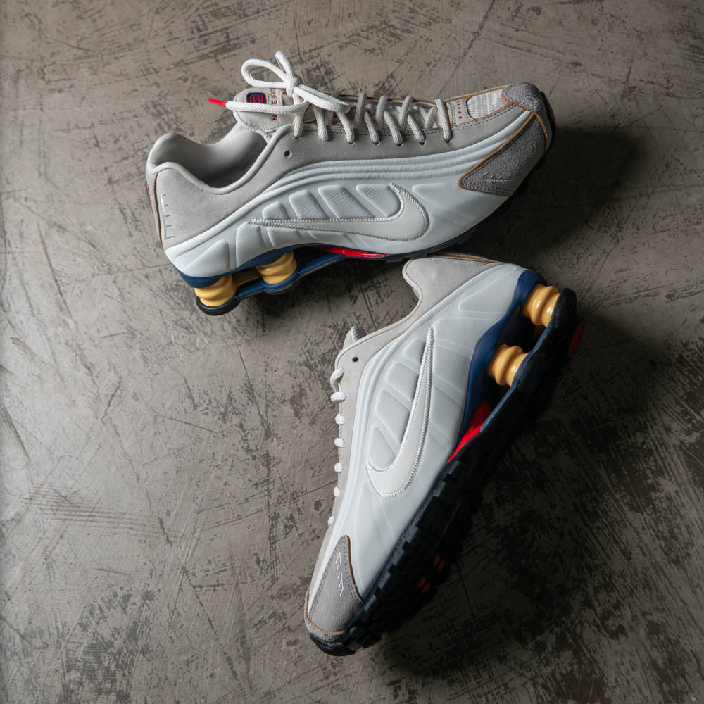 NIKE SHOX R4 PRM / PHANTOM-SAIL-LIGHT BONE-LT IRON ORE