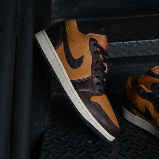 AIR JORDAN 1 LOW SE / FLAX-BLACK-BAROQUE BROWN-VINTAGE CORAL