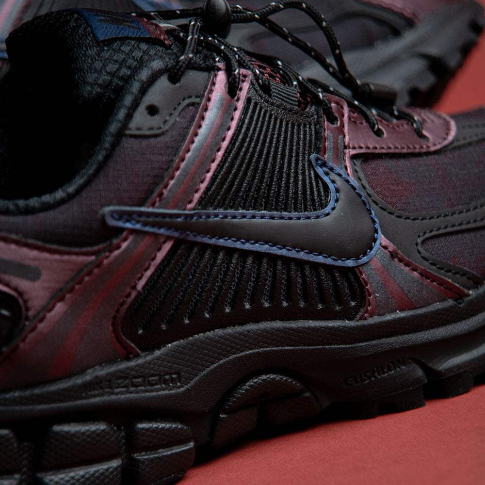 W NIKE ZOOM VOMERO 5 / BURGUNDY CRUSH-BLACK-MIDNIGHT NAVY-BLACK