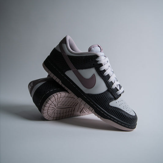 NIKE DUNK LOW SE / MEDIUM ASH-TAUPE GREY-VAST GREY