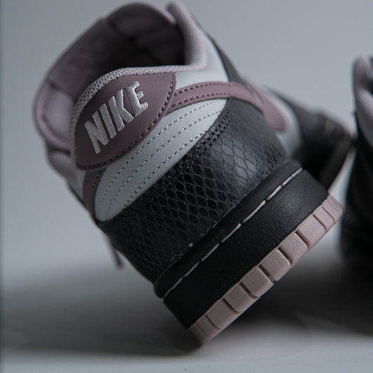 NIKE DUNK LOW SE / MEDIUM ASH-TAUPE GREY-VAST GREY