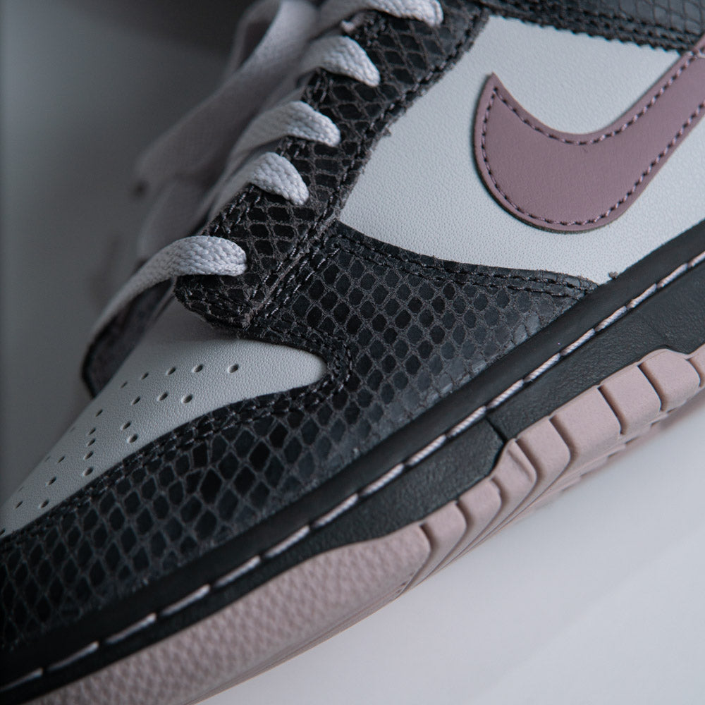 NIKE DUNK LOW SE / MEDIUM ASH-TAUPE GREY-VAST GREY