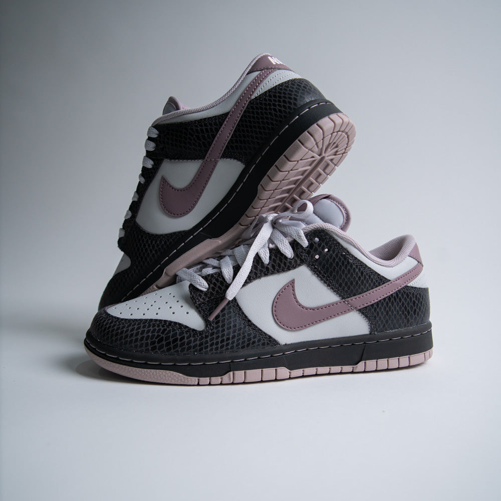 NIKE DUNK LOW SE / MEDIUM ASH-TAUPE GREY-VAST GREY