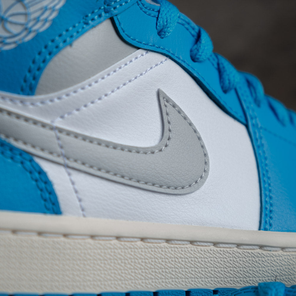 WMNS AIR JORDAN 1 MID / DK POWDER BLUE-NEUTRAL GREY-WHITE-SAIL