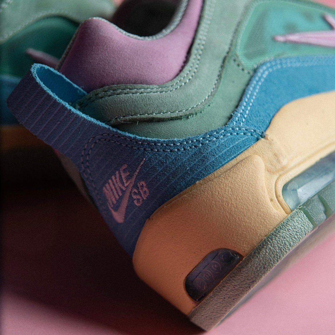 NIKE AIR MAX ISHOD QS / BLUE GAZE-LT ARTIC PINK-ENAMEL GREEN